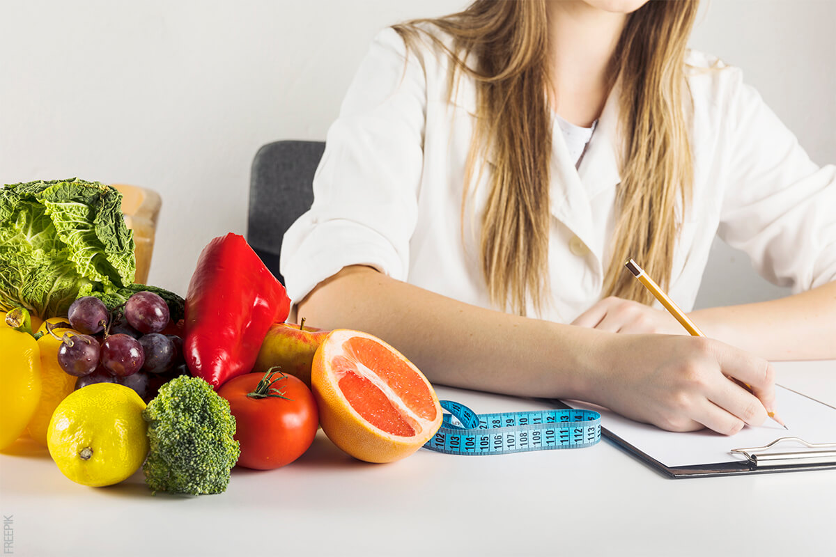 Mujer dando atencion de asesoramiento nutricional.